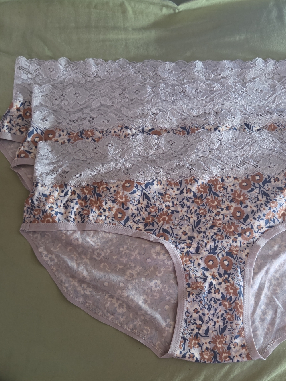 NWOT- Pact Organic- Lace-Top Floral Briefs (3pck)